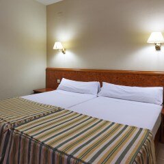 Отель Hesperia Sant Joan Suites сейф в номере
