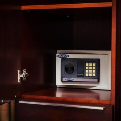 Hotel U Zvonu Пльзень сейф в номере