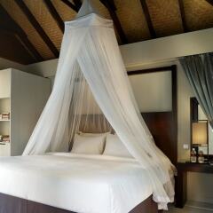Отель Amara Sanctuary Resort Sentosa сейф в номере