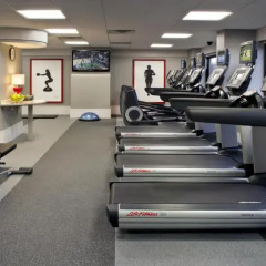 Отель New York LaGuardia Airport Marriott фитнесс-зал фото 3