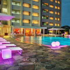 Отель Hilton Colombo Residence бассейн фото 3