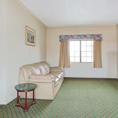 Отель Lynwood Century Freeway Travelodge Линвуд комната для гостей фото 5