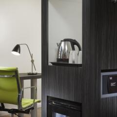Отель Holiday Inn London Commercial Road сейф в номере