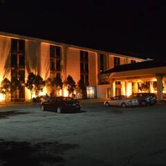 Отель Travel Inn - Columbus North США, Колумбус - отзывы, цены и фото номеров - забронировать отель Travel Inn - Columbus North онлайн вид на фасад