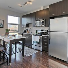 Отель Stylish 1BR w/ Pool + Gym South Capitol в номере
