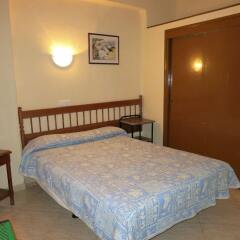Отель Hostal Guillot Торремолинос комната для гостей фото 4
