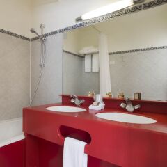 Grand Hotel Des Balcons Париж ванная