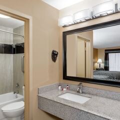 Отель Days Inn by Wyndham Sarasota Bay ванная фото 2