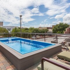 Отель LOFTS at First National бассейн