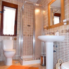 Отель House With 8 Bedrooms in Cenicientos, With Wonderful Mountain View and Furnished Terrace Эль-Баррако ванная фото 2