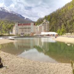 Гостиница AZIMUT Hotel FREESTYLE Rosa Khutor в Эсто-Садке - забронировать гостиницу AZIMUT Hotel FREESTYLE Rosa Khutor, цены и фото номеров Эсто-Садок приотельная территория фото 2