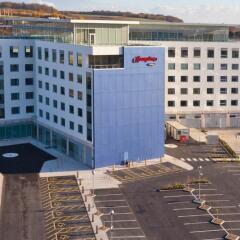 Отель Hampton by Hilton Luton Airport парковка