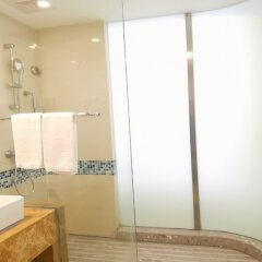 Отель Holiday Inn Express Shenzhen Luohu Китай, Шэньчжэнь - отзывы, цены и фото номеров - забронировать отель Holiday Inn Express Shenzhen Luohu онлайн ванная фото 2