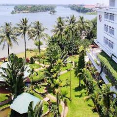 Отель Century Riverside Hotel Hue Вьетнам, Хюэ - отзывы, цены и фото номеров - забронировать отель Century Riverside Hotel Hue онлайн балкон
