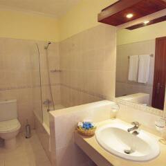 Отель Browns Sports & Leisure Club ванная фото 2