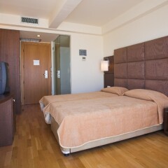 Arion Athens Hotel Афины сейф в номере