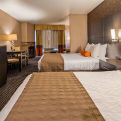 Отель Best Western Plus Rama Inn & Suites сейф в номере
