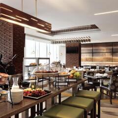 Отель Hilton Garden Inn Calgary Downtown питание