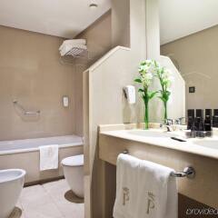 Отель Courtyard by Marriott Madrid Princesa ванная