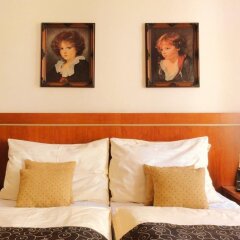 Hotel Raffaello Прага сейф в номере