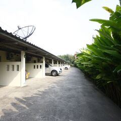 Отель Mee Rak Resort парковка