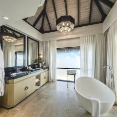 Отель Outrigger Konotta Maldives Resort в номере