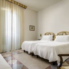 Отель Eurostars Centrale Palace сейф в номере