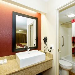 Отель Red Roof Inn Columbus West - Hilliard ванная