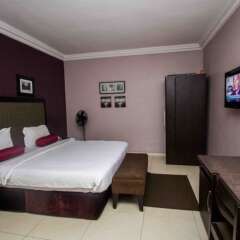 Отель Admiralty Residency сейф в номере
