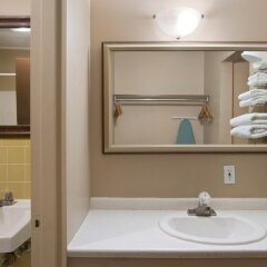 Ridgetown Inn in Chatham, Canada from 213$, photos, reviews - zenhotels.com bathroom