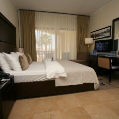 Отель Radisson Blu Tala Bay Resort, Aqaba сейф в номере