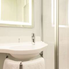 Отель ibis Edinburgh Centre Royal Mile – Hunter Square Великобритания, Эдинбург - 2 отзыва об отеле, цены и фото номеров - забронировать отель ibis Edinburgh Centre Royal Mile – Hunter Square онлайн ванная фото 2