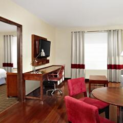 Отель Four Points by Sheraton Calgary Airport комната для гостей фото 2