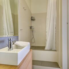 Отель Neoclassical apartment next to Acropolis Греция, Афины - отзывы, цены и фото номеров - забронировать отель Neoclassical apartment next to Acropolis онлайн ванная фото 2