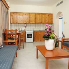 Kefalos - Damon Hotel Apartments Пафос комната для гостей фото 5