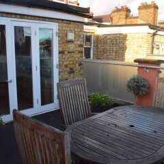 Отель 2 Bedroom Maisonette With Roof Terrace Sleeps 4 балкон