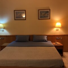 Maple Leaf Hotel сейф в номере