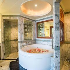 Отель Royal Wing Suites & Spa Таиланд, Паттайя - 3 отзыва об отеле, цены и фото номеров - забронировать отель Royal Wing Suites & Spa онлайн ванная фото 2
