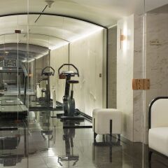 Отель Le Narcisse Blanc & Spa Париж фитнесс-зал