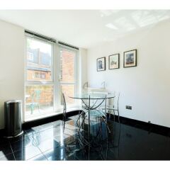 Отель Spacious & Chic Central London Flat for 4 в номере