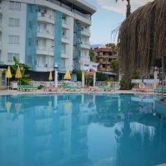M.C.A. Marquis Hotel бассейн