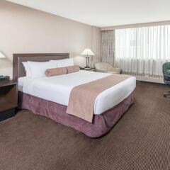 Отель Ramada Plaza by Wyndham Calgary Downtown Канада, Калгари - отзывы, цены и фото номеров - забронировать отель Ramada Plaza by Wyndham Calgary Downtown онлайн комната для гостей фото 5