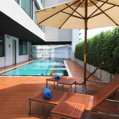 Отель Vic3 Bangkok Бангкок бассейн