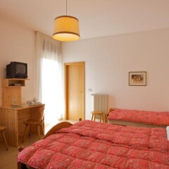 Отель Albergo Bellaria Карано сейф в номере