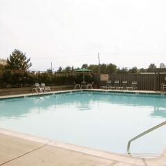 Отель Hampton Inn Frederick бассейн