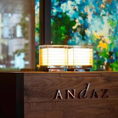 Отель Andaz Tokyo Toranomon Hills - a concept by Hyatt Япония, Токио - 1 отзыв об отеле, цены и фото номеров - забронировать отель Andaz Tokyo Toranomon Hills - a concept by Hyatt онлайн интерьер отеля фото 3