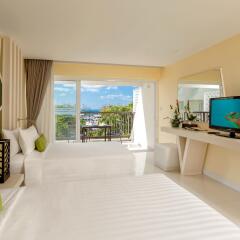 Отель Andaman Embrace Patong 5* Номер Делюкс с различными типами кроватей фото 2