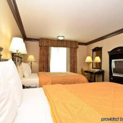 Отель Comfort Inn And Suites Near Universal Studios Лос-Анджелес сейф в номере