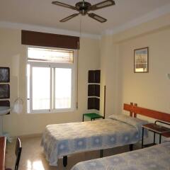 Отель Hostal Guillot Торремолинос комната для гостей