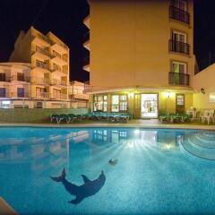 Отель Hostal Adelino бассейн
